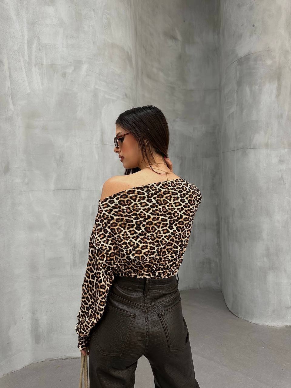 Kadın Leopar Desenli Düşük Omuzlu Bluz - Görsel 2