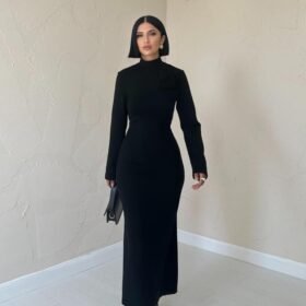 Siyah Omzu Güllü Düz Elbise