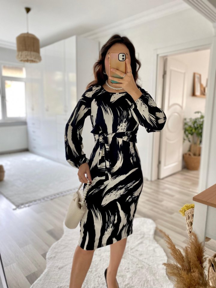 Kadın Uzun Kollu Yuvarlak Yaka Belden Kuşaklı Hazır Desenli Midi Krep Elbise - Görsel 3