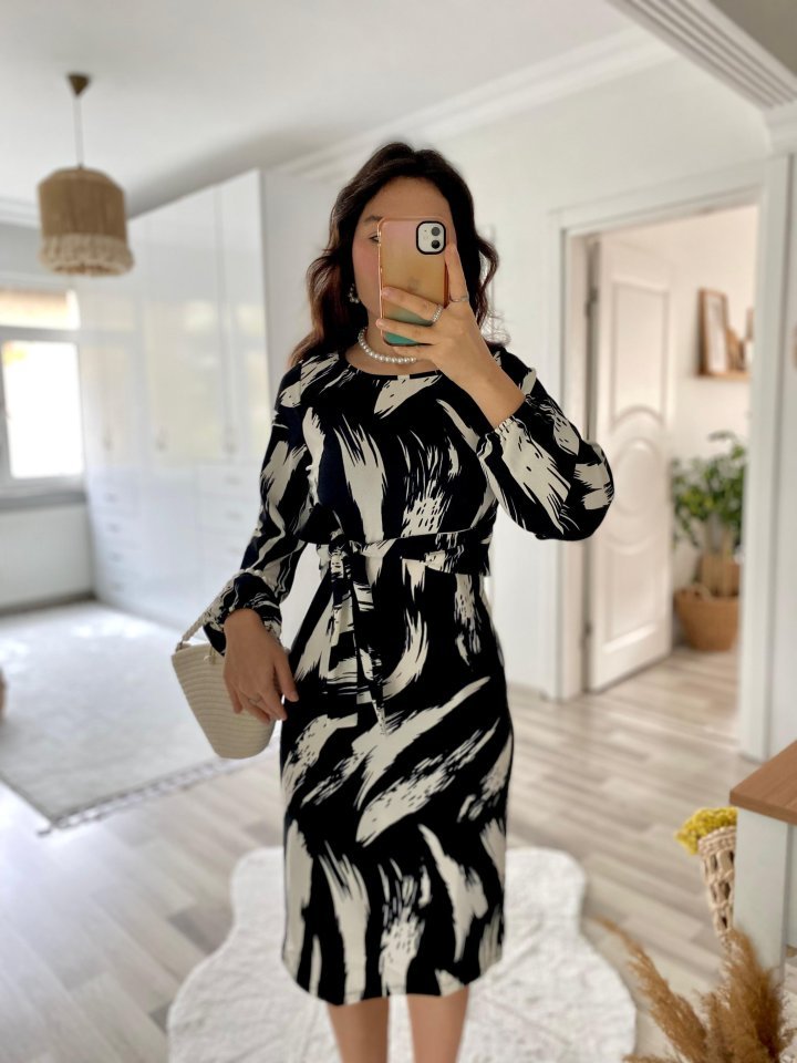 Kadın Uzun Kollu Yuvarlak Yaka Belden Kuşaklı Hazır Desenli Midi Krep Elbise - Görsel 4