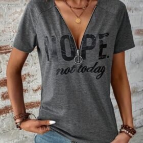 Kadın Kısa Kollu önden Fermuarlı Yazı Baskılı Viskon Bluz