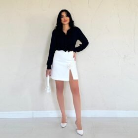 Ekru Yırtmaçlı Gül Detaylı Mini Etek