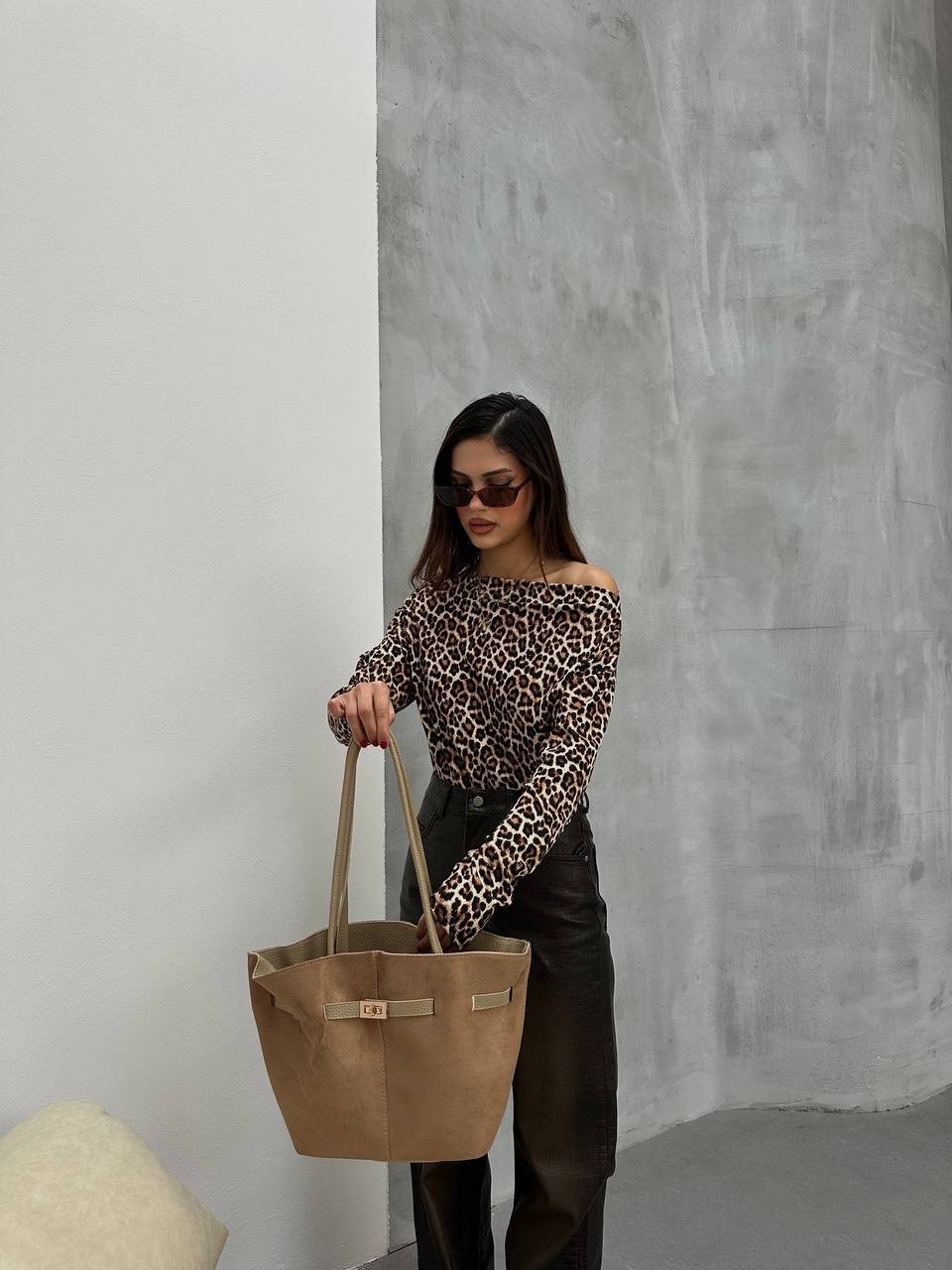 Kadın Leopar Desenli Düşük Omuzlu Bluz - Görsel 4