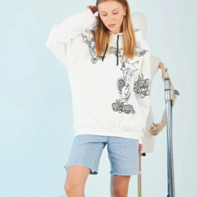 Kapüşonlu Üç İplik Sweatshirt – Beyaz Strong Heykel Baskılı, Rahat Kalıp, Kanguru Cepli Modern Tasarım