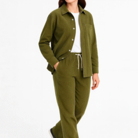 Kadife Oversize Takım – Gömlek Ve Pantolon İkili Set Füme Corduroy Şıklığı, Rahat Ve Zarif Duruş Yumuşak Dokulu Kadife Kumaş, Düğmeli Gömlek Üst Ve Lastikli Pantolon Alt Parça Ile Gün Boyu Konfor- Haki