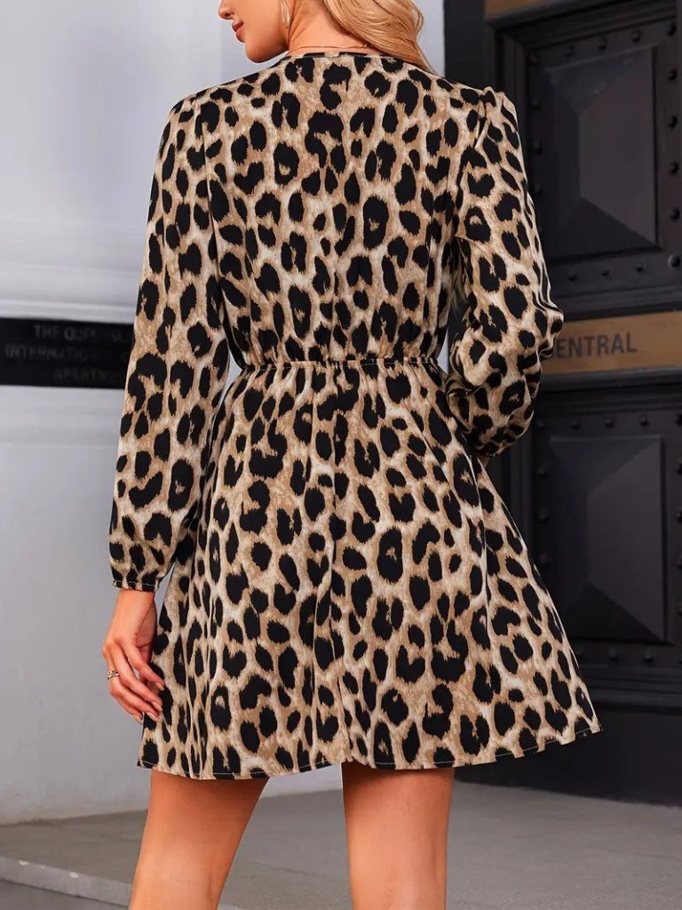 Kadın Uzun Kollu Kruvaze Yaka Kemerli Desenli Mini Leopar Elbise - Görsel 4