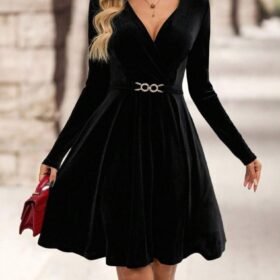 Kadın Uzun Kollu Kruvaze Yakalı Toka Detaylı Mini Kadife Elbise