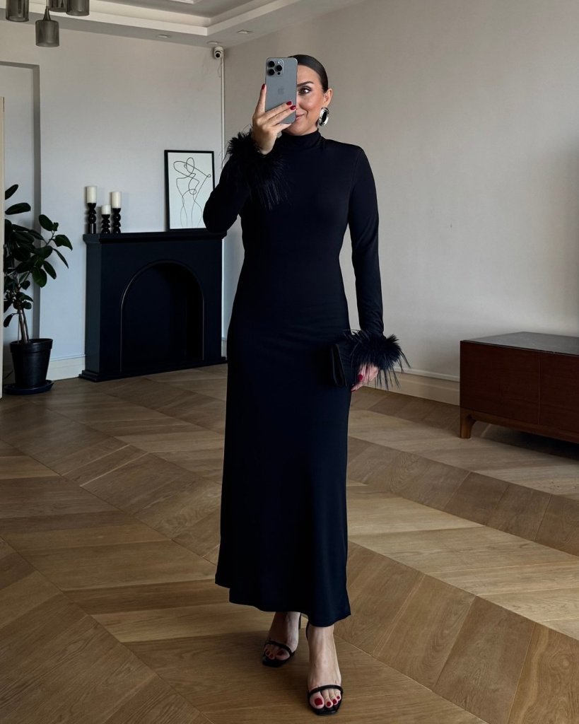 Kadın Uzun Kollu Balıkçı Yaka Kol Ağzı Tüy Detaylı Uzun Krep Elbise - Görsel 3